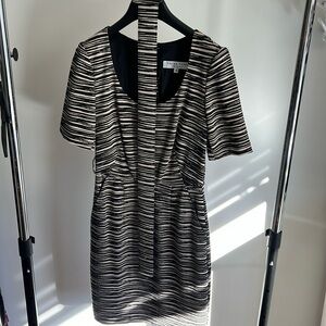 Trina Turk size 0 women’s cream and black dress with back buttons and belt